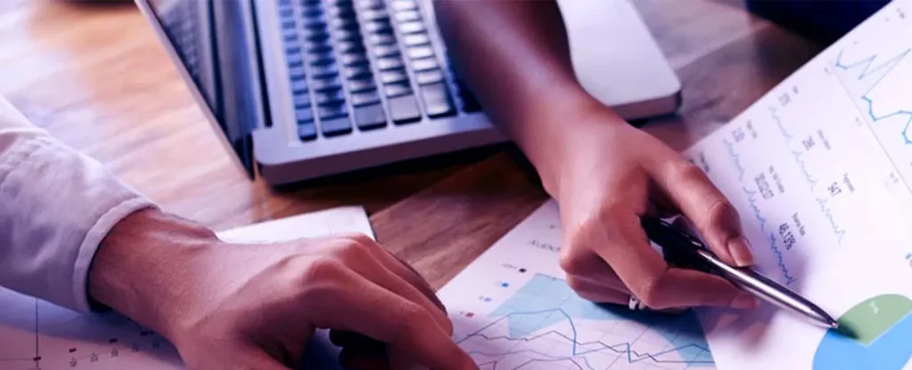 Finansal yeniden yapılandırma sürecinde nakit akışı, borç yönetimi ve banka ilişkilerini değerlendiren uzman ekip