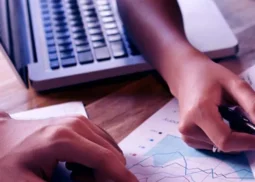 Finansal yeniden yapılandırma sürecinde nakit akışı, borç yönetimi ve banka ilişkilerini değerlendiren uzman ekip