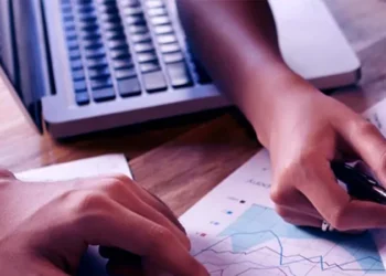 Finansal yeniden yapılandırma sürecinde nakit akışı, borç yönetimi ve banka ilişkilerini değerlendiren uzman ekip